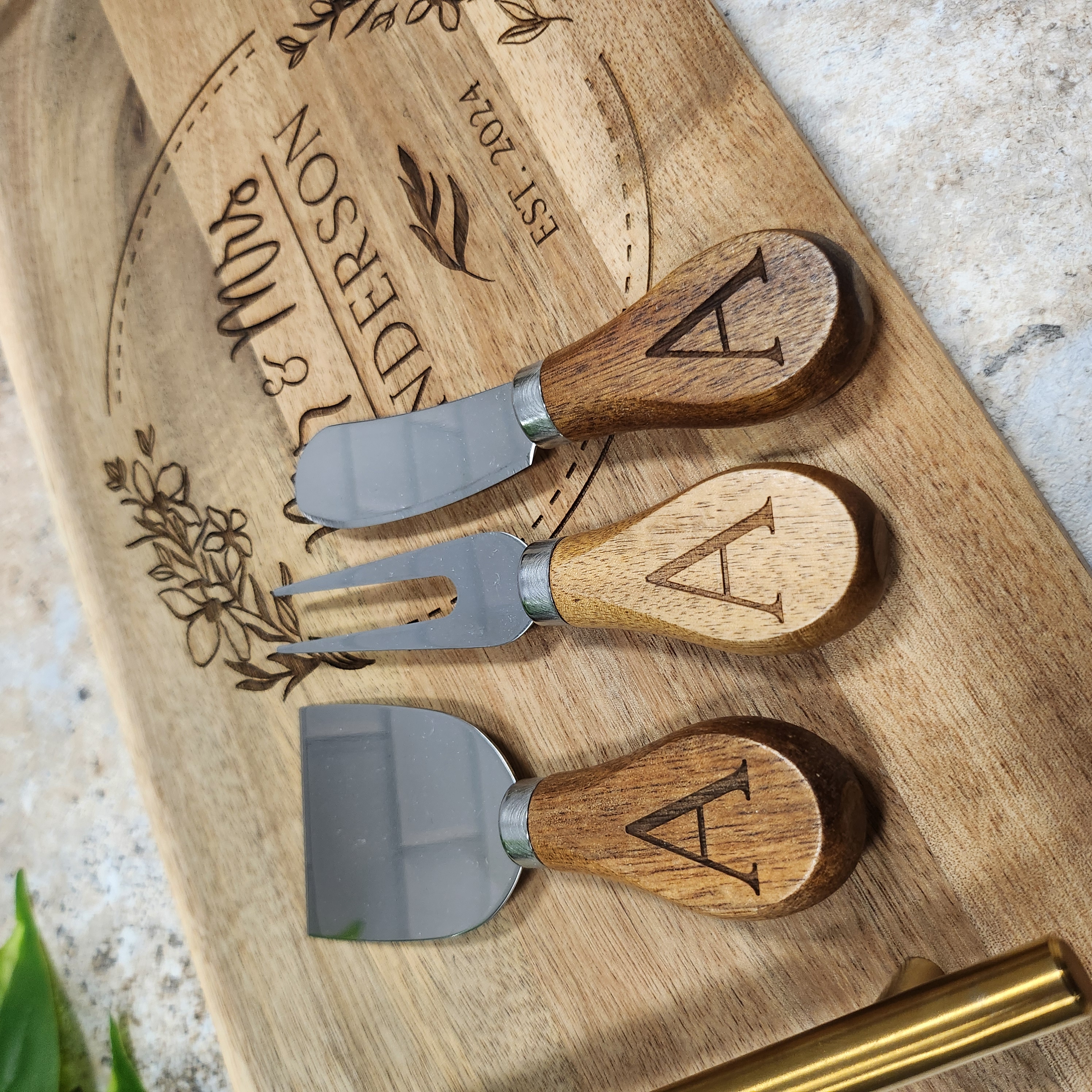 Engraved cheeseboard and utensils set