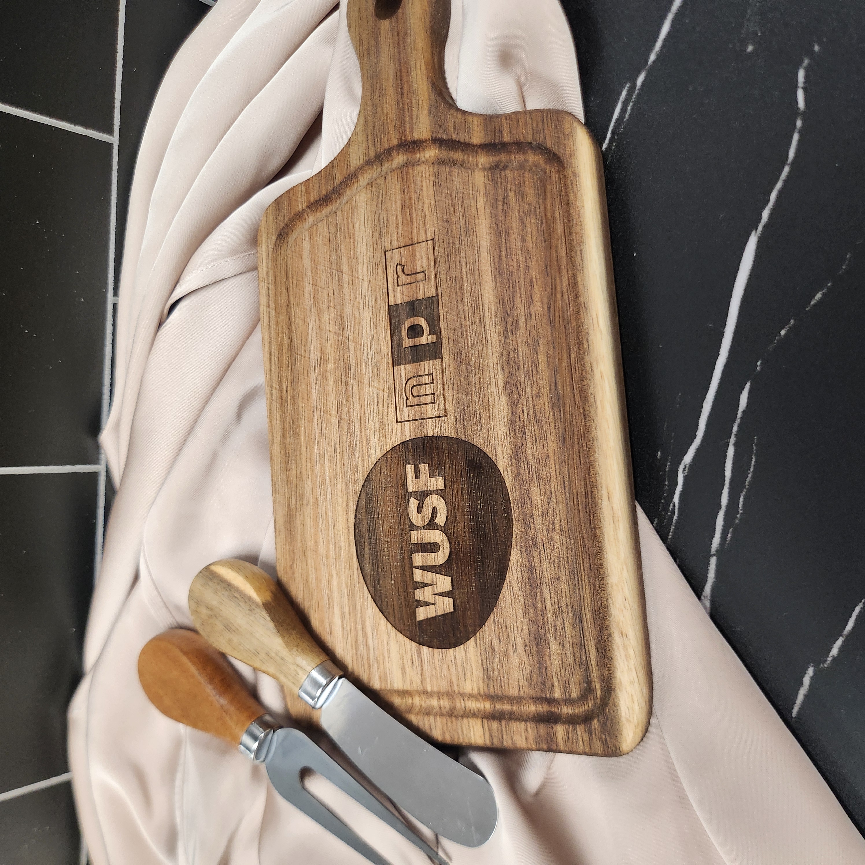 Engraved logo cheeseboard set