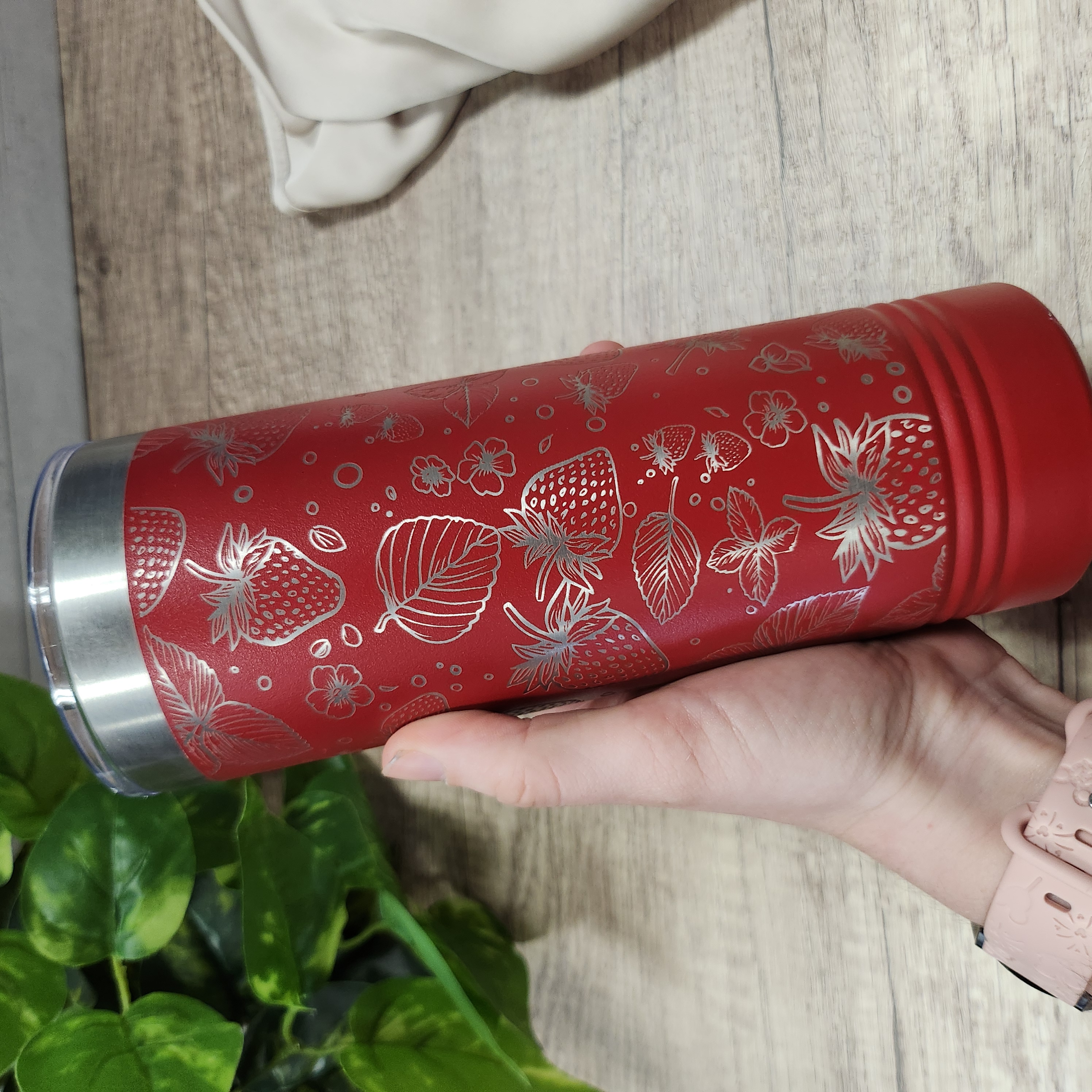 Engraved strawberries tumbler